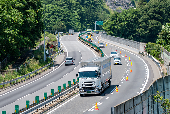 高速道路を走るトラック