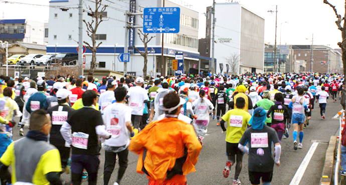 スタート直後のマラソンランナー