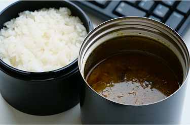 デスクで昼食を済ませる