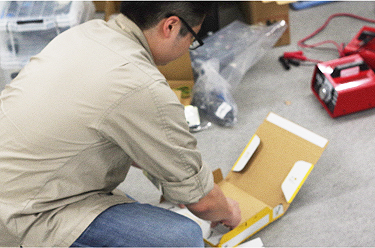 製品を梱包し発送作業を行う